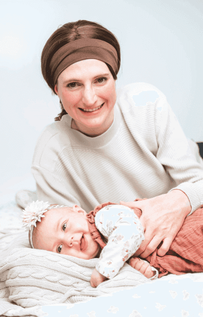Sarah Mann mit ihrem Baby — echtes Foto aus dem BabySchlummerland